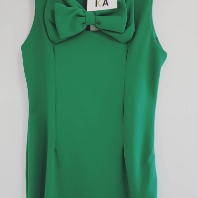 Vestido verde com laço e etiqueta da marca P'APRIKA.