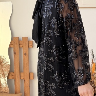 Vestido preto com bordados em lantejoulas e laço nas costas