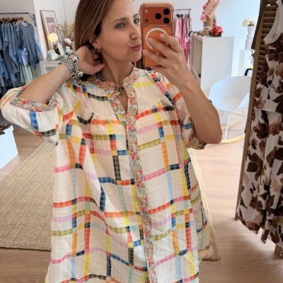 Blusa feminina xadrez multicolor com detalhe floral na gola e punhos.