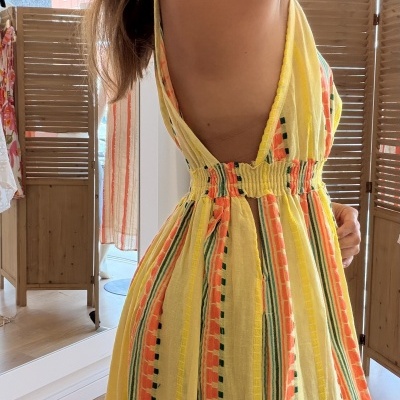 Vestido amarelo às riscas verticais coloridas com decote nas costas e franzido na cintura