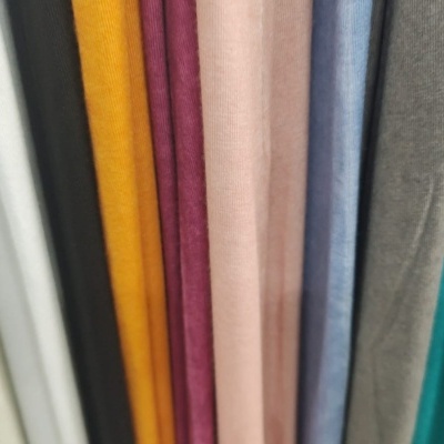 tecidos coloridos pendurados alinhados