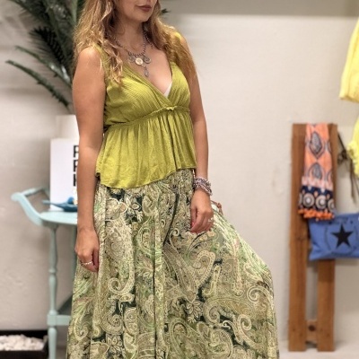 https://www.paprika.pt/product/pantalonas-efeito-saia-em-seda