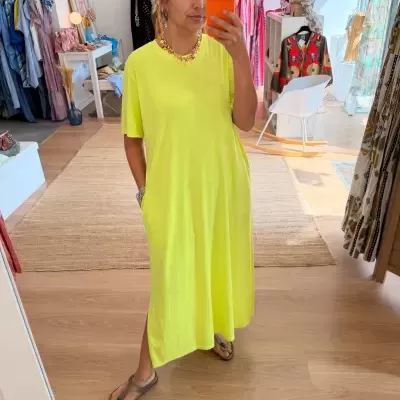 Vestido midi amarelo neon de manga curta com bolsos laterais