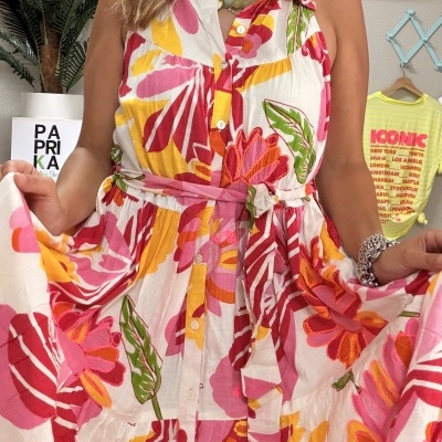 Vestido estampado floral colorido com botões e cinto, em interior decorado