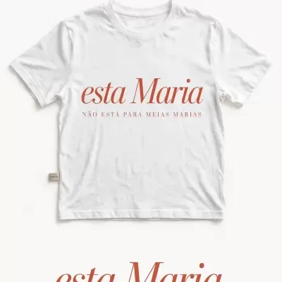 T-shirt branca com texto terracota esta Maria