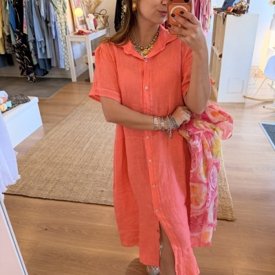 Vestido midi coral em linho com botões frontais e gola