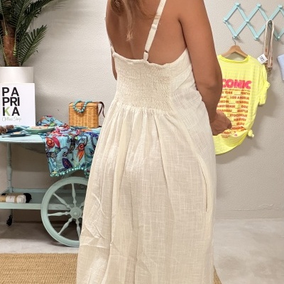 Vestido comprido branco com alças finas e detalhe franzido nas costas