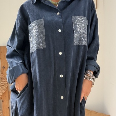 Camisa comprida azul escura com bolsos de lantejoulas prateadas