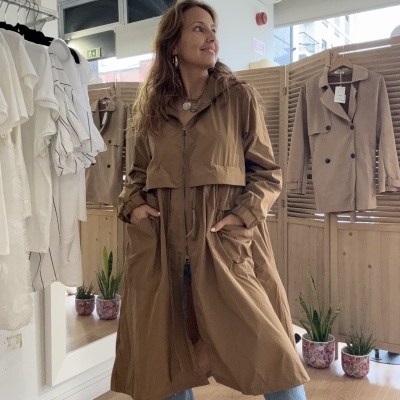 Casaco longo castanho com capuz em loja de roupa