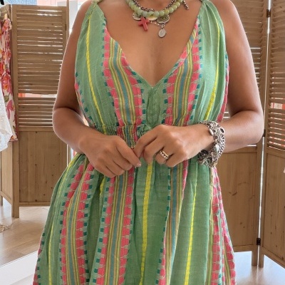 Vestido riscado verde, amarelo, azul e rosa com decote em V