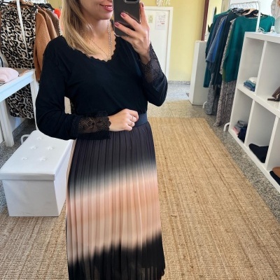Vestido comprido feminino preto com renda e saia plissada degradê castanho em loja