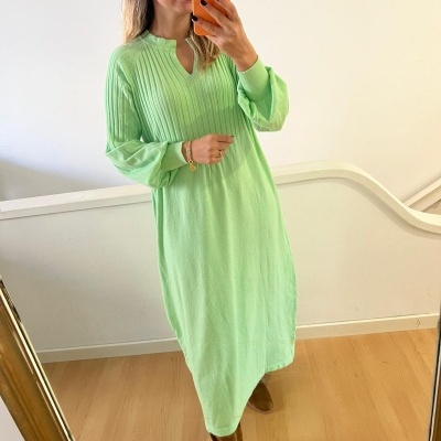 Vestido comprido verde claro com nervuras e mangas bufantes