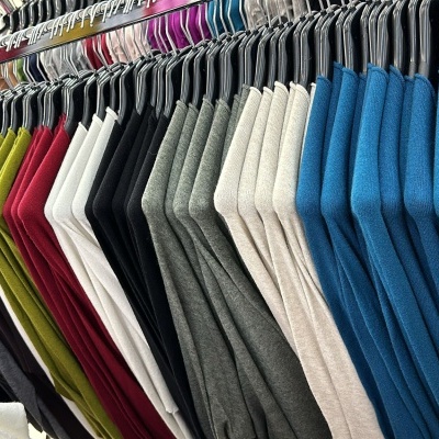 Polo shirts coloridos pendurados em cabides numa loja