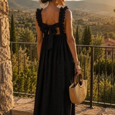 Vestido preto longo com alças frisadas e laço nas costas