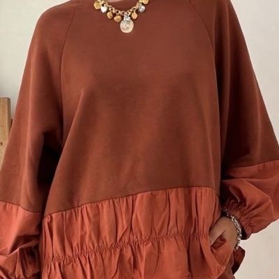 sweatshirt castanha com detalhe franzido laranja e mangas compridas