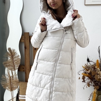 Casaco comprido acolchoado branco com capuz e fecho assimétrico