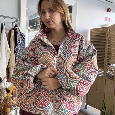 Casaco curto colorido com padrão geométrico e floral