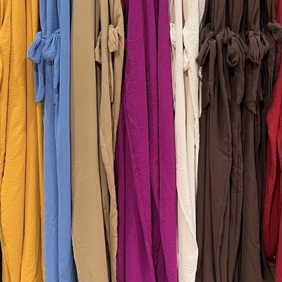 Roupas coloridas penduradas em cabides numa loja