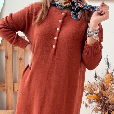 Vestido de malha laranja castanha com botões frontais e lenço colorido no pescoço, acessórios e decoração interior