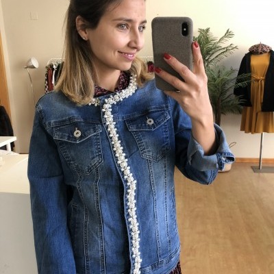 Casaco de ganga azul com renda branca e vestido estampado