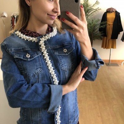 Casaco de ganga azul com pérolas brancas e mulher a tirar selfie com telemóvel