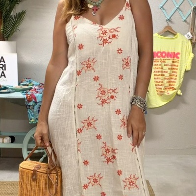 Vestido comprido bege com flores vermelhas bordadas e alças finas