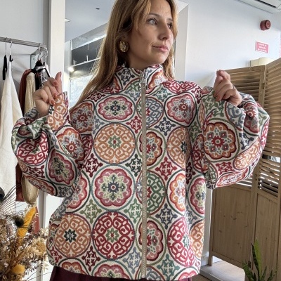 Casaco bordado colorido com padrão circular e fecho de correr