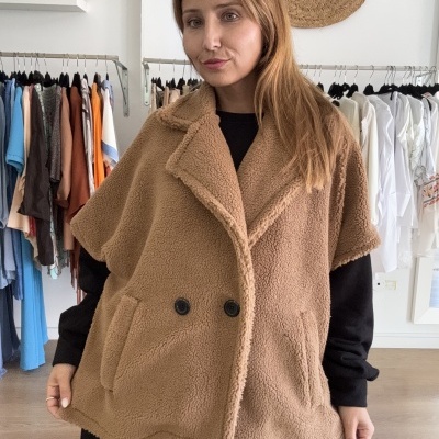casaco oversize castanho claro sherpa com botões preto e bolsos