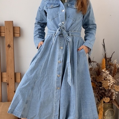 Vestido de ganga azul claro com cinto e ténis brancos com lantejoulas douradas