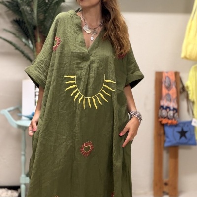 Vestido longo verde com bordados amarelos e vermelhos em modelo feminino
