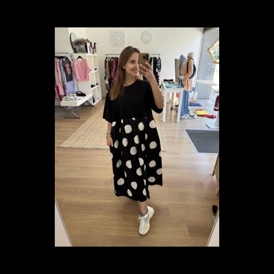 Vestido preto com bolinhas brancas em loja de roupas