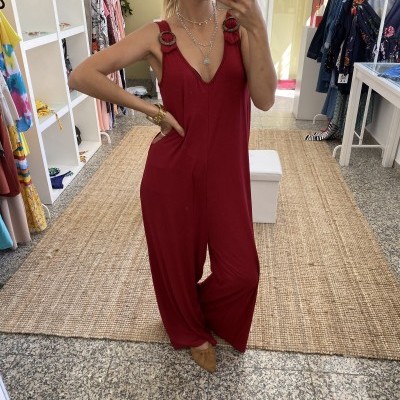 Macacão longo vermelho com alças e fivelas redondas