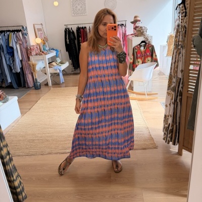 Vestido comprido colorido com padrão abstrato em loja de roupa