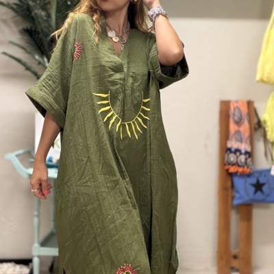 Vestido midi verde com bordados coloridos e manga curta larga