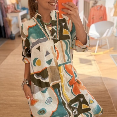 Vestido colorido com padrão geométrico e gola com detalhes bordados.
