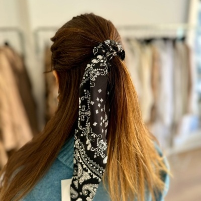 Scrunchie preto com padrão branco tipo bandana no cabelo