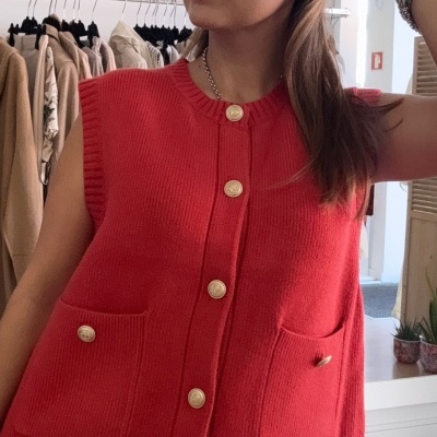 Colete vermelho de malha com botões dourados e bolsos