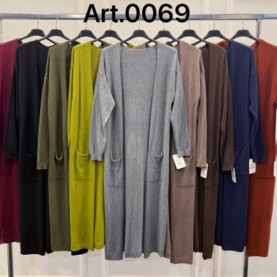 Dez cardigans de malha colorida pendurados num cabide de metal