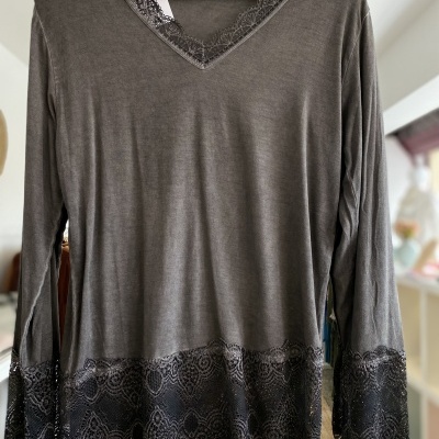 Camisola cinzenta com renda preta no decote, punhos e bainha