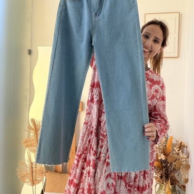 Calças de ganga azul claro com bainha desfiada e etiqueta WSY GB