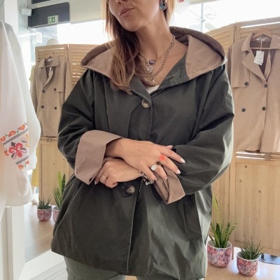 casaco oversize verde-oliva e bege com botoes grandes