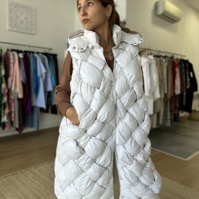 Colete branco acolchoado em padrão losangos grandes