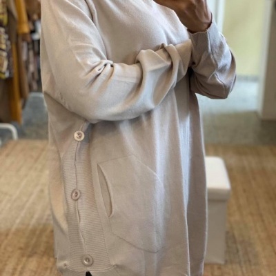 Camisola bege clara com bolso frontal e botões laterais