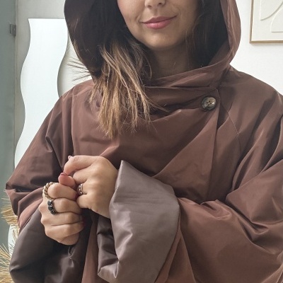 Casaco castanho com capuz em tecido mate sintético e botão decorativo