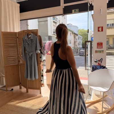 Vestido longo preto e branco em loja