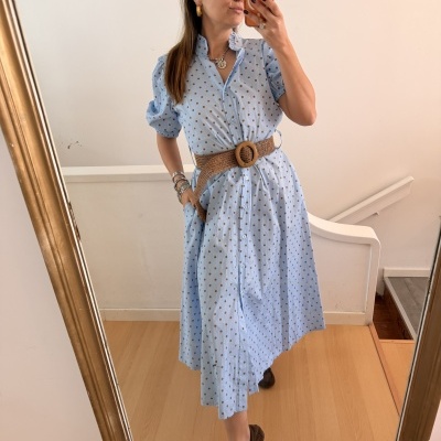 Vestido azul claro com bolinhas castanhas e cinto castanho