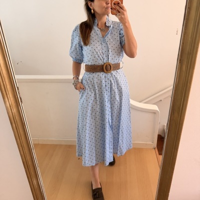 Vestido midi azul claro com bolinhas castanhas e cinto castanho em espelho