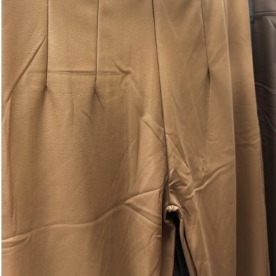 Calças castanho claro penduradas em cabides