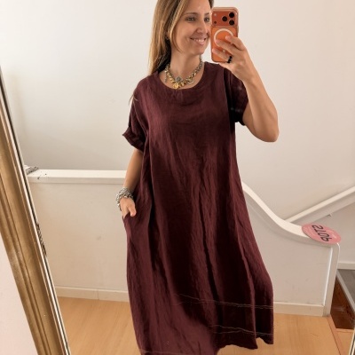 Vestido midi vinho de manga curta com bolsos.