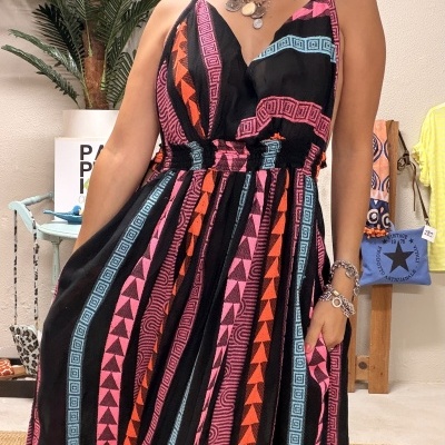 Vestido longo estampado com padrão geométrico colorido e acessórios prateados